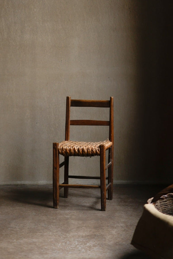 藁座面の木製チェア