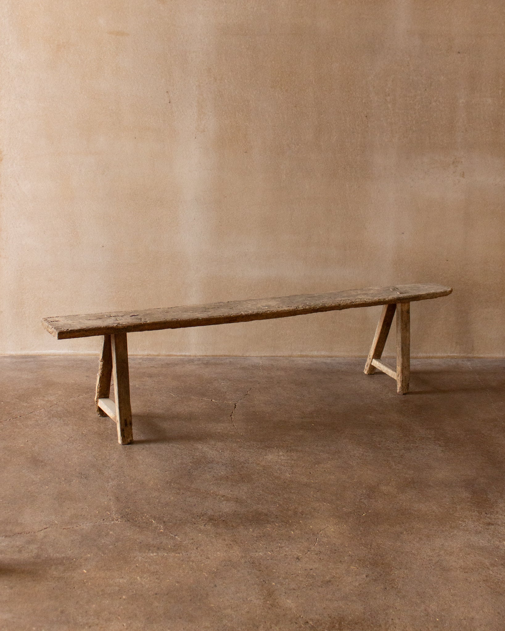 木製のロングベンチ<br>Nicolas Trembley