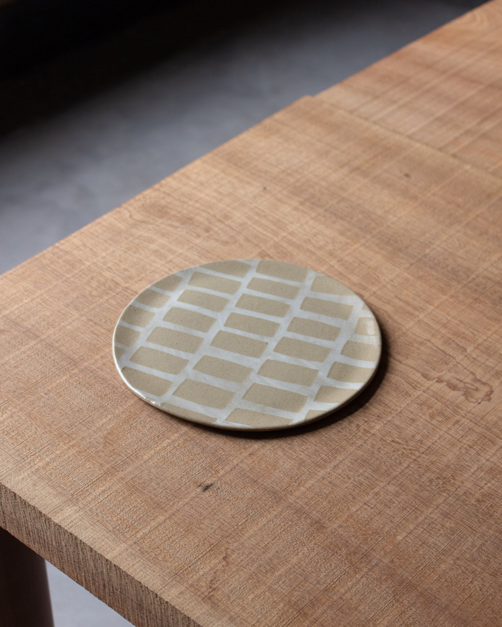 HAAR white inlaid stoneware plate<br>Lydia