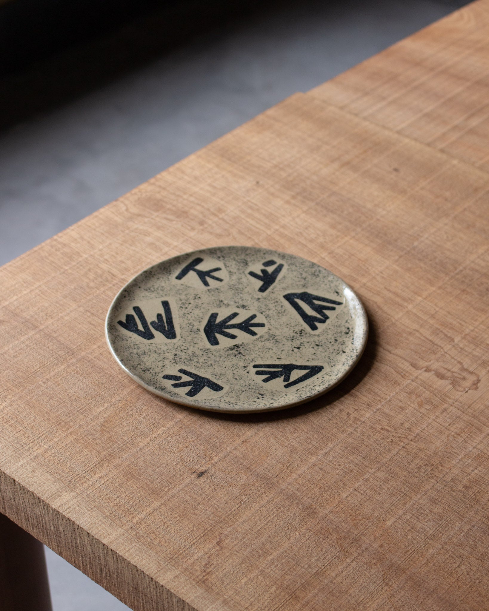 BARRA slip-decorated stoneware plate<br>Lydia