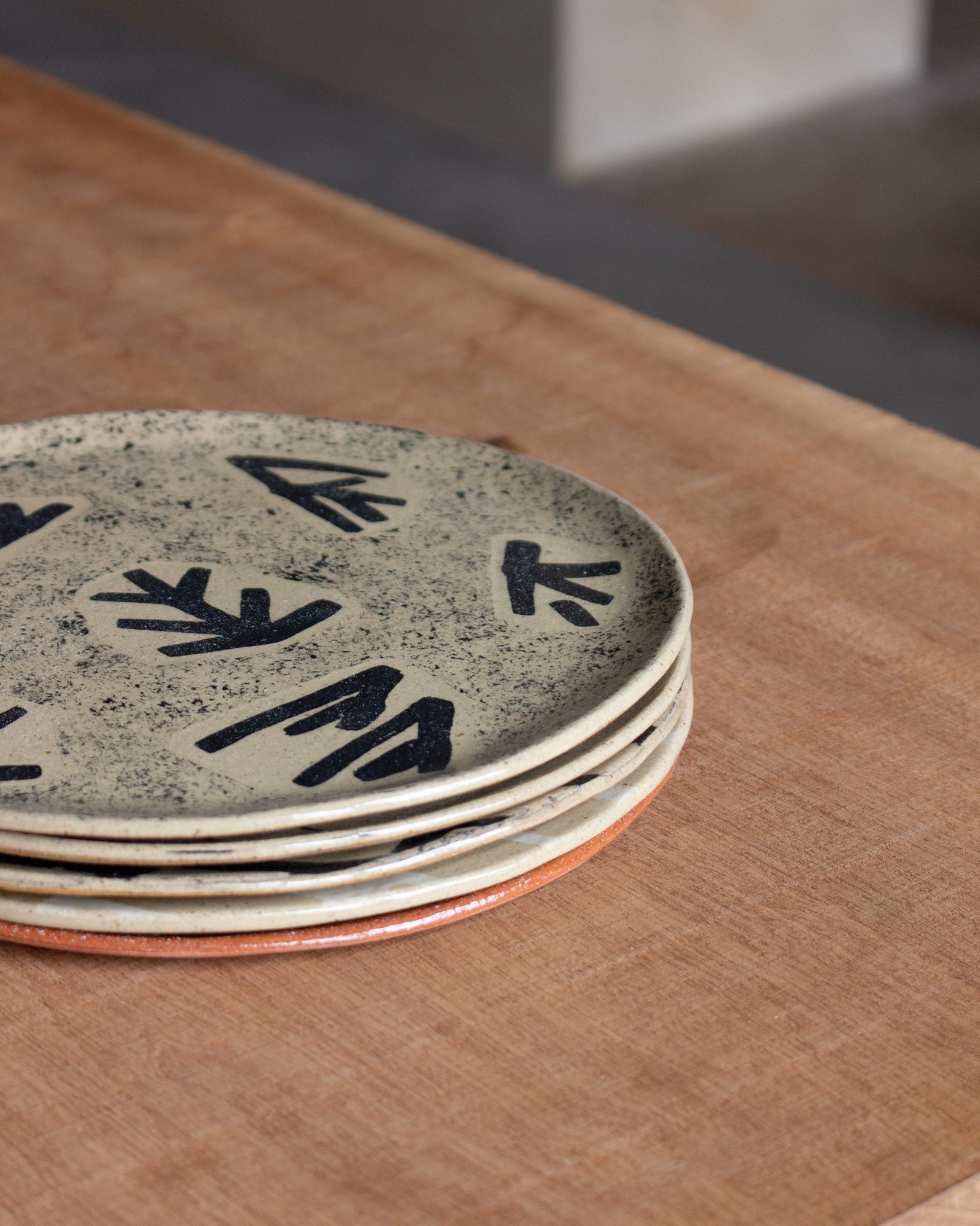 BARRA slip-decorated stoneware plate<br>Lydia
