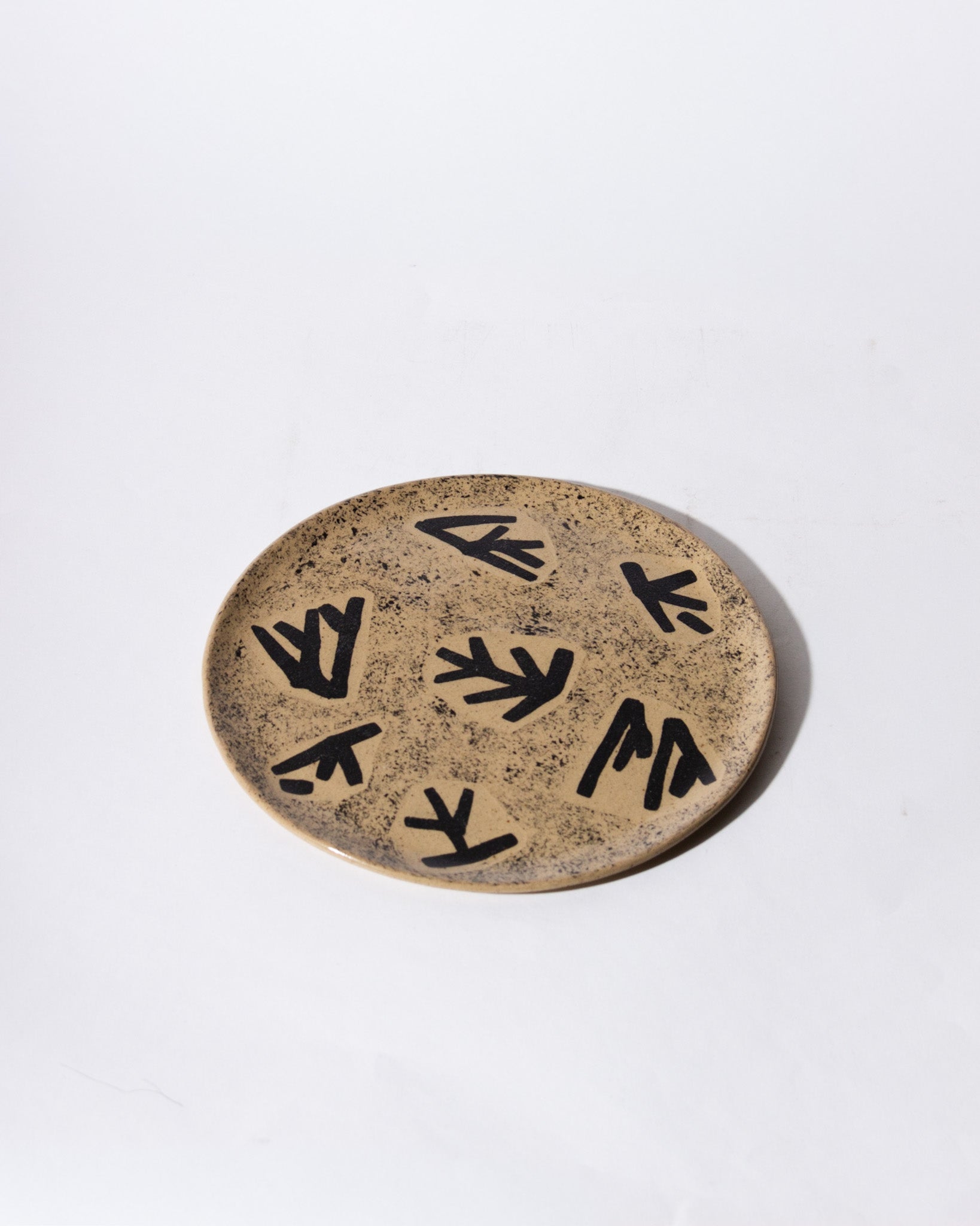 BARRA slip-decorated stoneware plate<br>Lydia